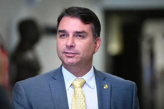 Entenda: PF apura suposta viagem de Flávio Bolsonaro à Argentina após ordem do STF para entrega de passaporte