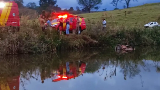 Idoso de 65 anos morre após veículo cair em represa na zona rural de Morrinhos