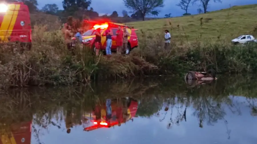 Idoso de 65 anos morre após veículo cair em represa na zona rural de Morrinhos