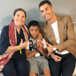 Foto antiga de Cristiano Ronaldo com a mãe Dolores Saveiro e com o filho Cristiano Jr (Reprodução/Instagram)