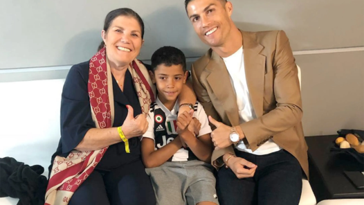 Foto antiga de Cristiano Ronaldo com a mãe Dolores Saveiro e com o filho Cristiano Jr (Reprodução/Instagram)