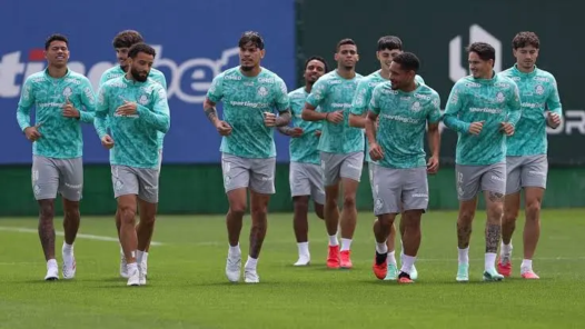 Os jogadores da SE Palmeiras, durante treinamento, na Academia de Futebol.