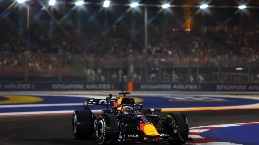 Max Verstappen larga na pole position da corrida sprint em Singapura (Foto: Andy Hone/LAT Images)