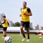 Treino de futebol sob o sol da cidade