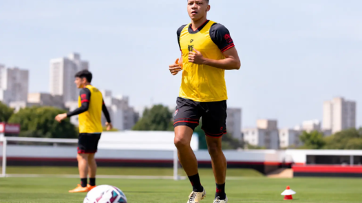 Treino de futebol sob o sol da cidade