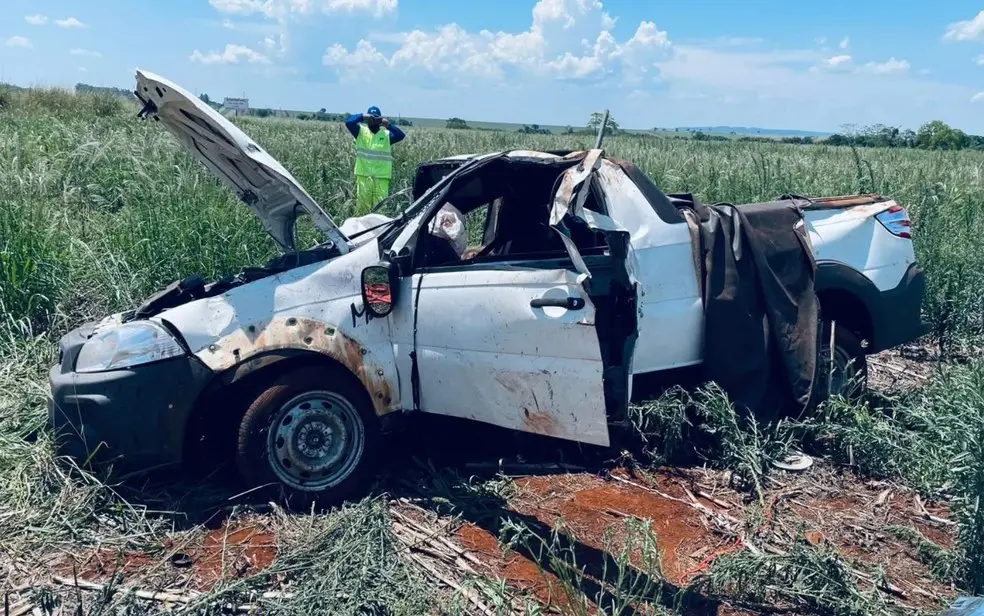 Mãe e filho morrem após caminhonete capotar na BR-153, em Itumbiara