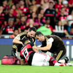 Danilo recebe atendimento após choque com Fábio