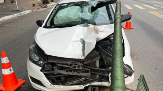 carro bate em barreira do eixo_CBMGO