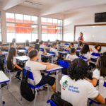 Goiás tem salário inicial de R$ 5.160,49 para professores da rede pública, valor que pode chegar a R$ 7.160,49 com a inclusão de gratificações.