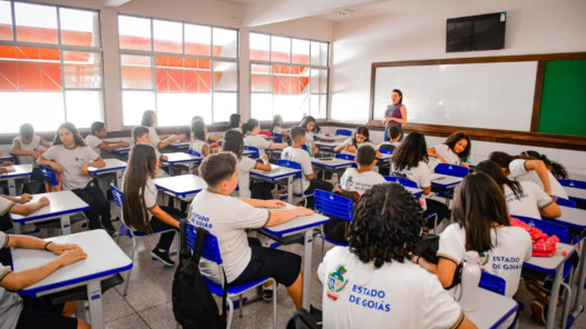 Goiás tem salário inicial de R$ 5.160,49 para professores da rede pública, valor que pode chegar a R$ 7.160,49 com a inclusão de gratificações.