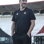 imagesElano, gerente da base do Santos, durante jogo do time sub-20