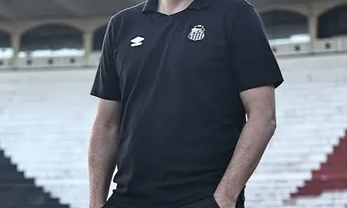 imagesElano, gerente da base do Santos, durante jogo do time sub-20