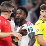 Vinícius Júnior reclama com árbitro após expulsão durante partida do Real Madrid contra o Villarreal, em La Liga