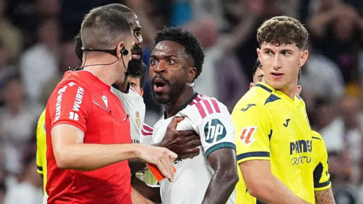 Vinícius Júnior reclama com árbitro após expulsão durante partida do Real Madrid contra o Villarreal, em La Liga