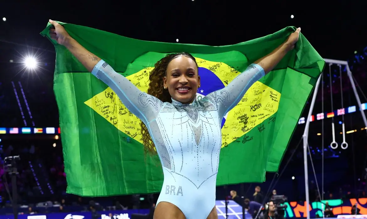 Atualização: Rebeca Andrade conquista tricampeonato mundial no salto