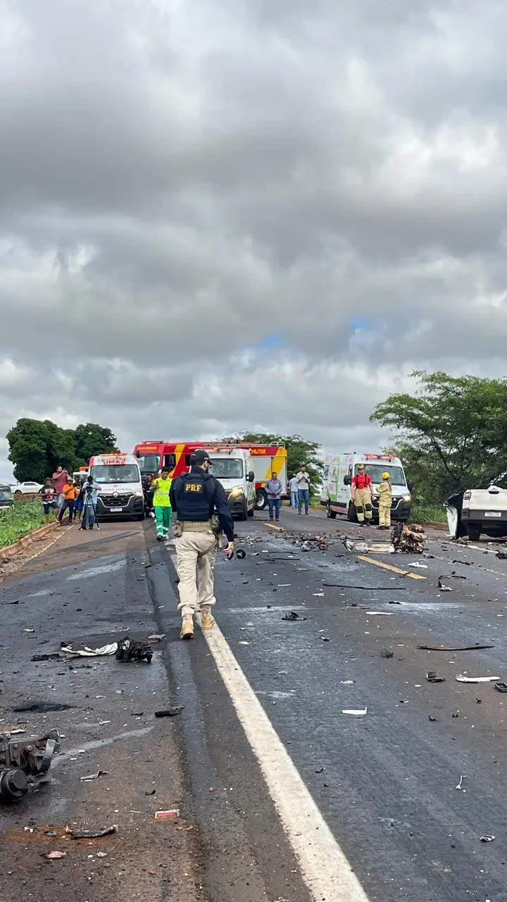 Em destaque: Acidente entre caminhão bitrem e Fiat Strada deixa um morto na BR-452, em Goiás